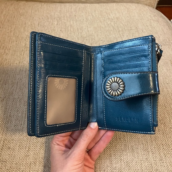 Sendefn leather wallet with daisy closure accent - Picture 2 of 3